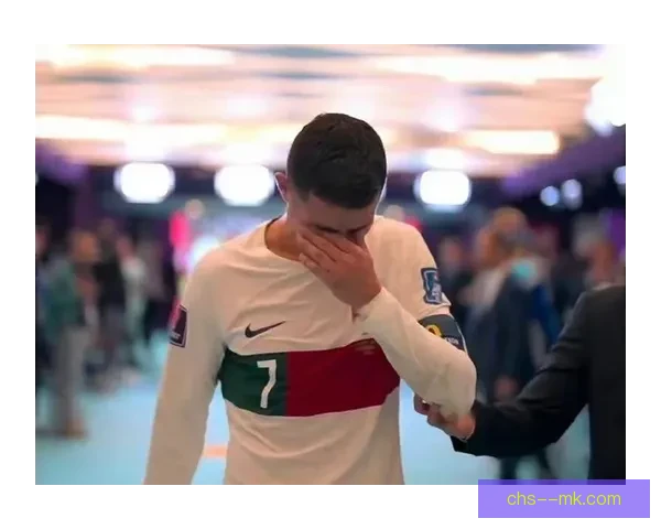 C罗欧锦赛失点后痛哭落泪瞬间成经典，赛场情感爆发引发广泛关注