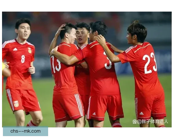 中国男足在十八强赛中奋力拼搏展现坚韧精神风采
