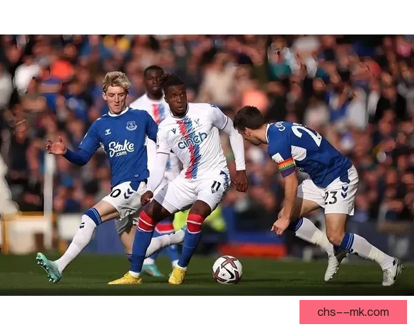 奥利塞英超主场兜射破曼联大门精彩瞬间定格